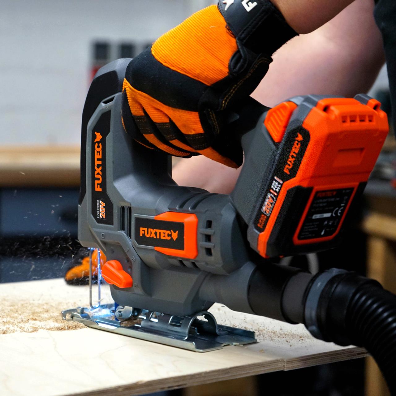 Akumulátorová prímocará pila FUXTEC 20V FX-E1JS20 SET s 1 x akumulátorem 2Ah, 1 x nabíjeckou 1A