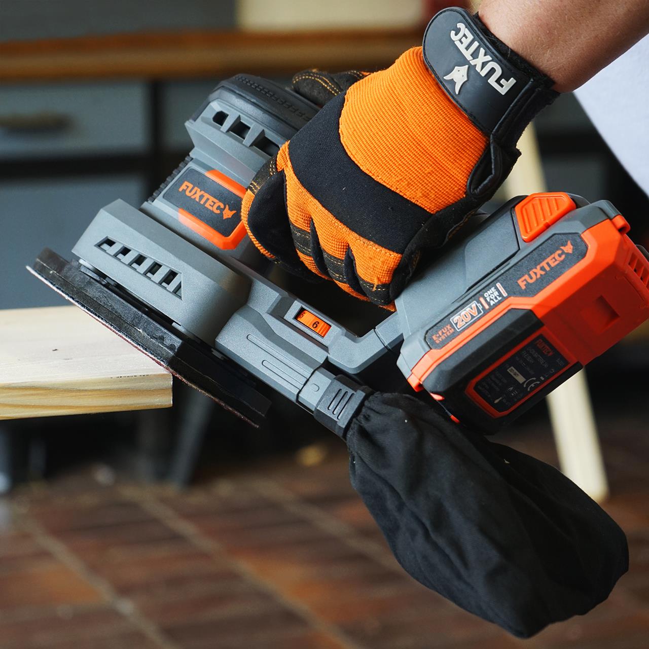 Akumulátorová 20V orbitální bruska FUXTEC FX-E1MS20 SET s 1 x akumulátorem 2Ah, 1 x nabíjeckou 1A