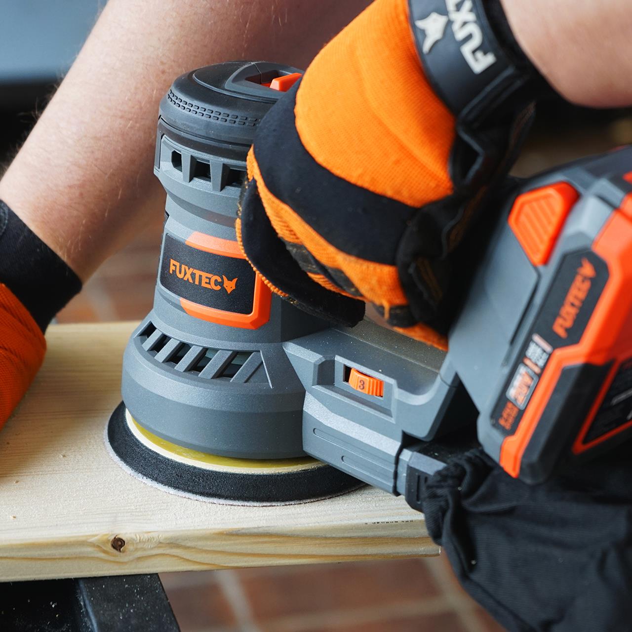 Akumulátorová 20V rotacní bruska FUXTEC FX-E1RS20 SET s 1 x akumulátorem 2Ah, 1 x nabíjeckou 1A