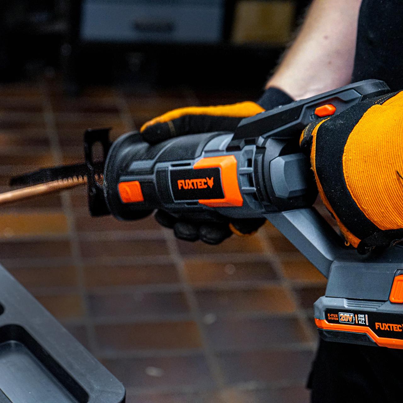 Akumulátorová prímocará pila FUXTEC 20V FX-E1SS20 SET s 1 x akumulátorem 2Ah, 1 x nabíjeckou 1A