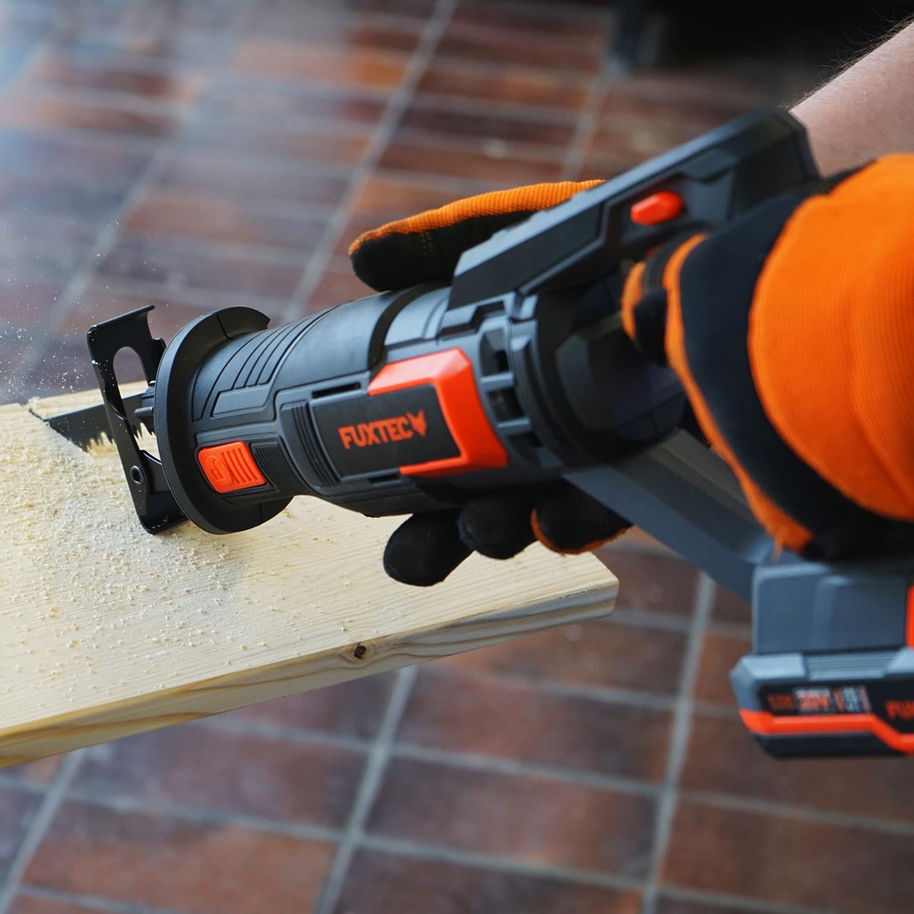 Akumulátorová prímocará pila FUXTEC 20V FX-E1SS20 SET s 1 x akumulátorem 2Ah, 1 x nabíjeckou 1A